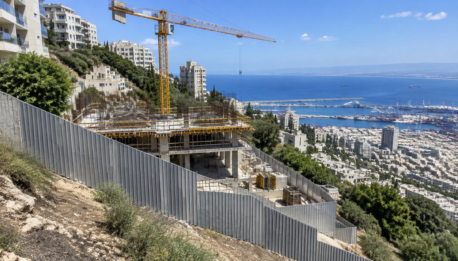 אתר בנייה על מדרון הכרמל בחיפה מגודר בגדר איסכורית