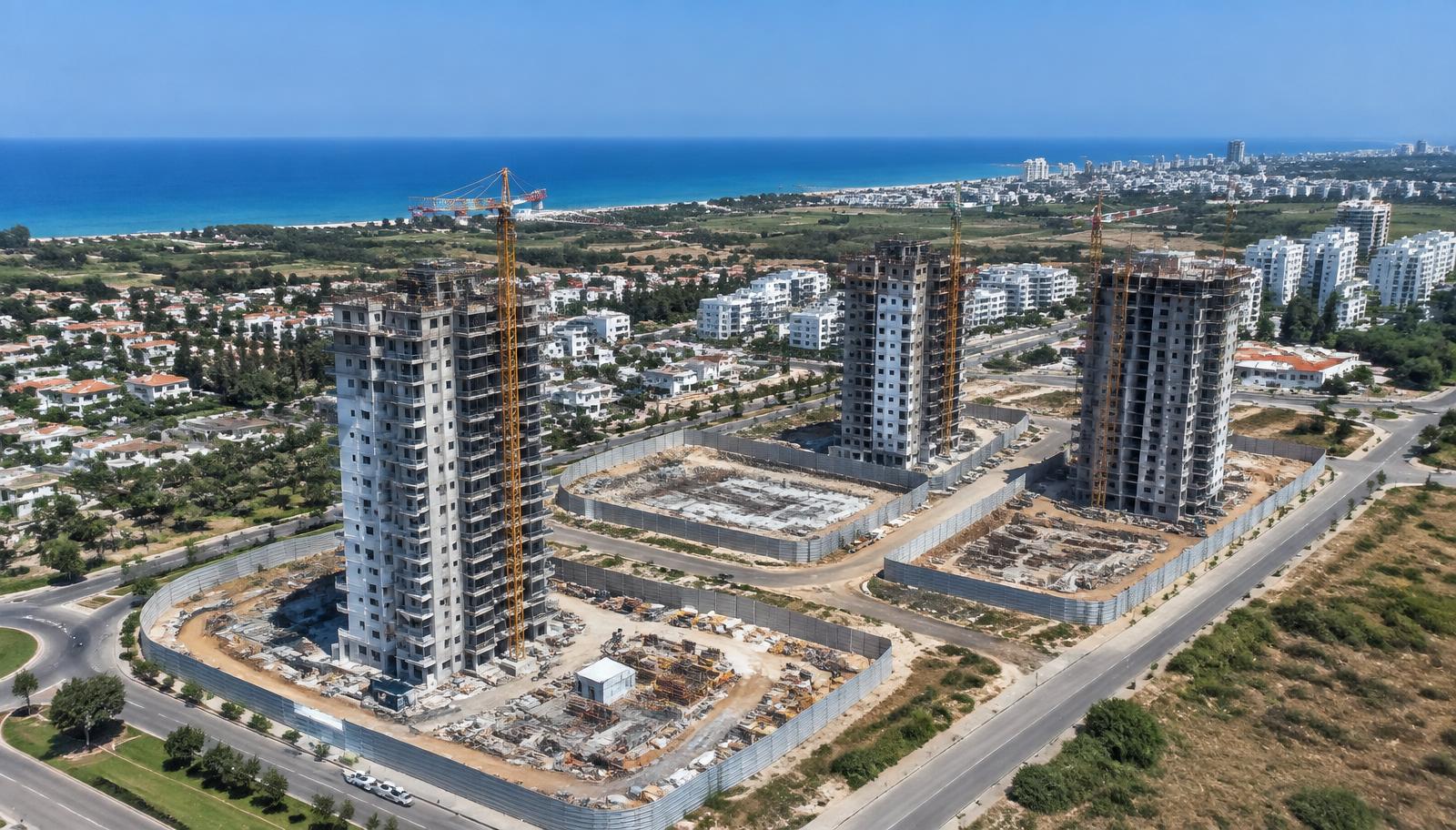 אתר בנייה של מגדלי מגורים בשרון מגודר בגדר איסכורית